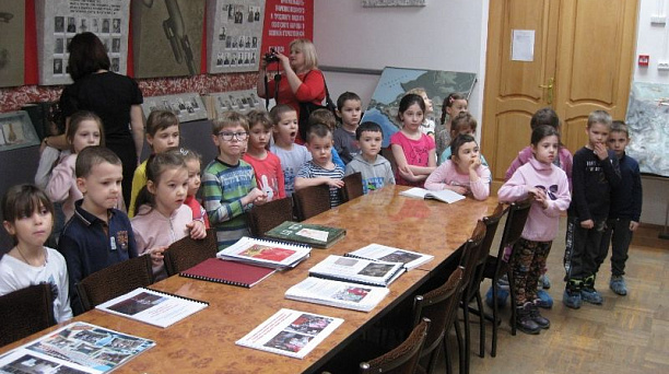 Гимназия № 87 водит экскурсии по военному музею