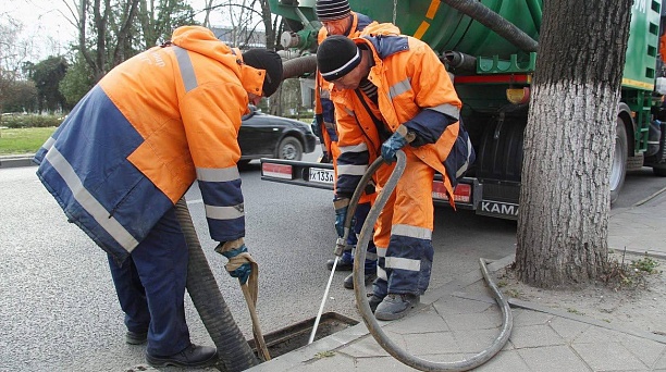 За год в Краснодаре прочистили около 97 км ливневой канализации и  3 425 дождевых колодцев