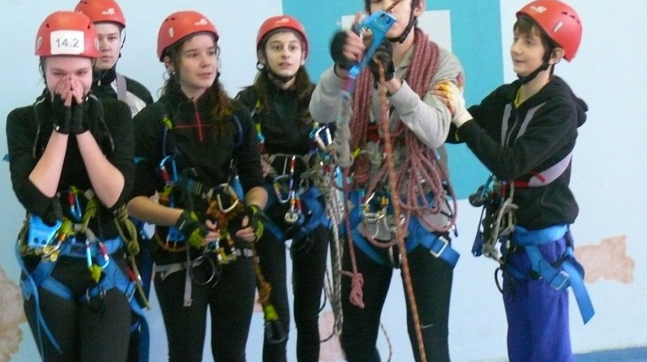 Школьники Прикубанского округа соревновались в спортивном туризме