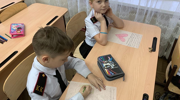 Учащиеся школ № 63 и № 16 Прикубаского округа приняли участие в конкурсе на лучшее письмо для «солдат-срочников»