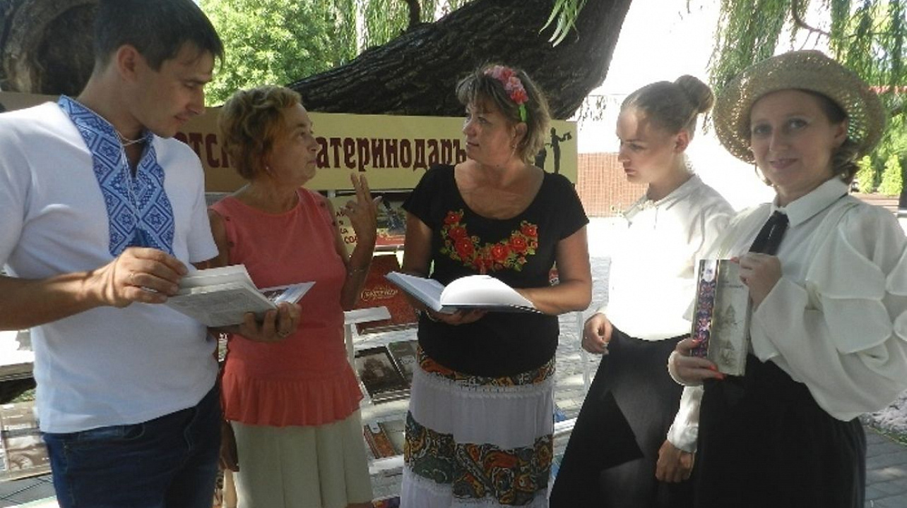 Сотрудники библиотеки Западного округа приняли участие в праздничном мероприятии «Народный праздник Яблочный Спас»