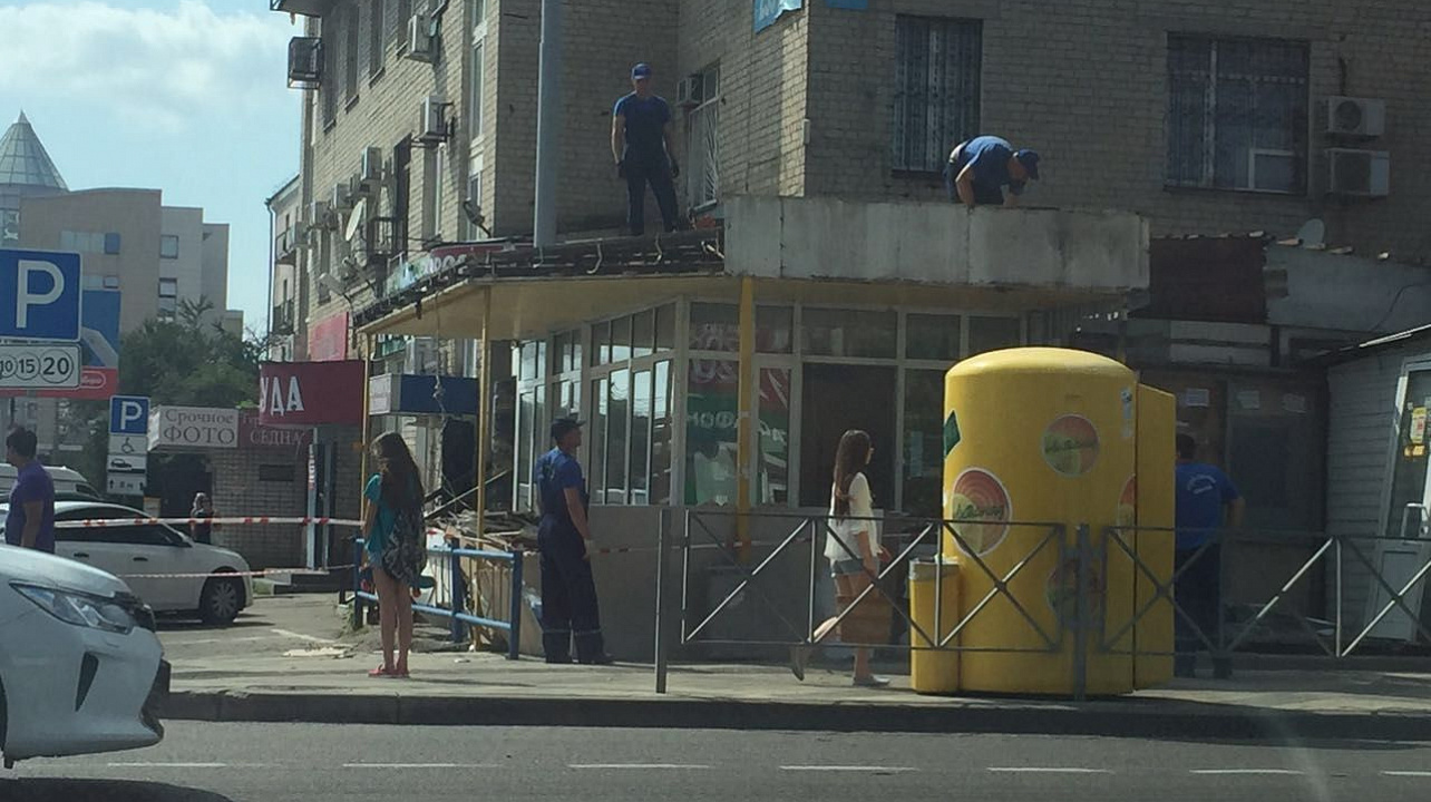 Снос павильона  салона "Евросеть", ул. Калинина,337