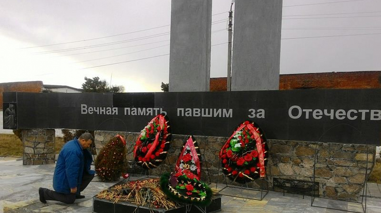 Студенты Северо-Кавказского техникума «Знание» посетили мемориальный комплекс в г. Майкопе.jpg