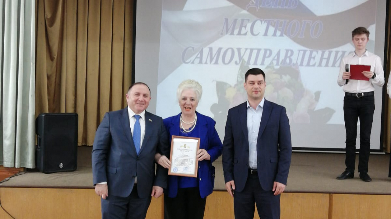 Глава Прикубанского округа Александр Журавлев вручил председателям ТОС благодарственные письма Законодательного Собрания края 