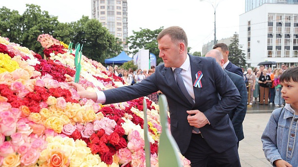 Евгений Наумов и Вера Галушко приняли участие в создании карты России из 30 тысяч бутонов роз