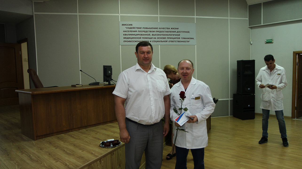 Сотрудникам Краевой клинической больницы № 2 вручили золотые знаки ГТО