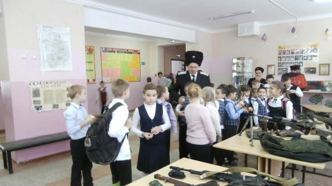 Ребят из школы №1 познакомили с оружием казаков