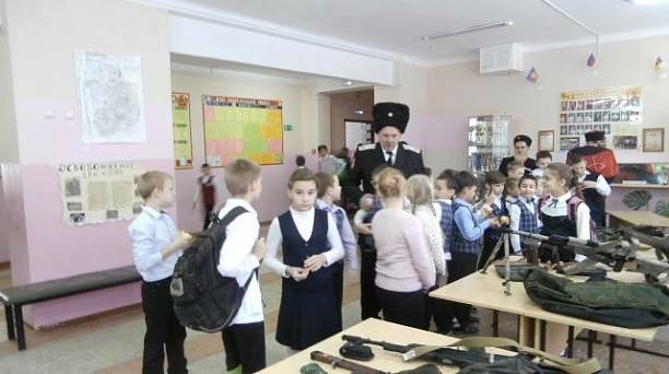 Ребят из школы №1 познакомили с оружием казаков