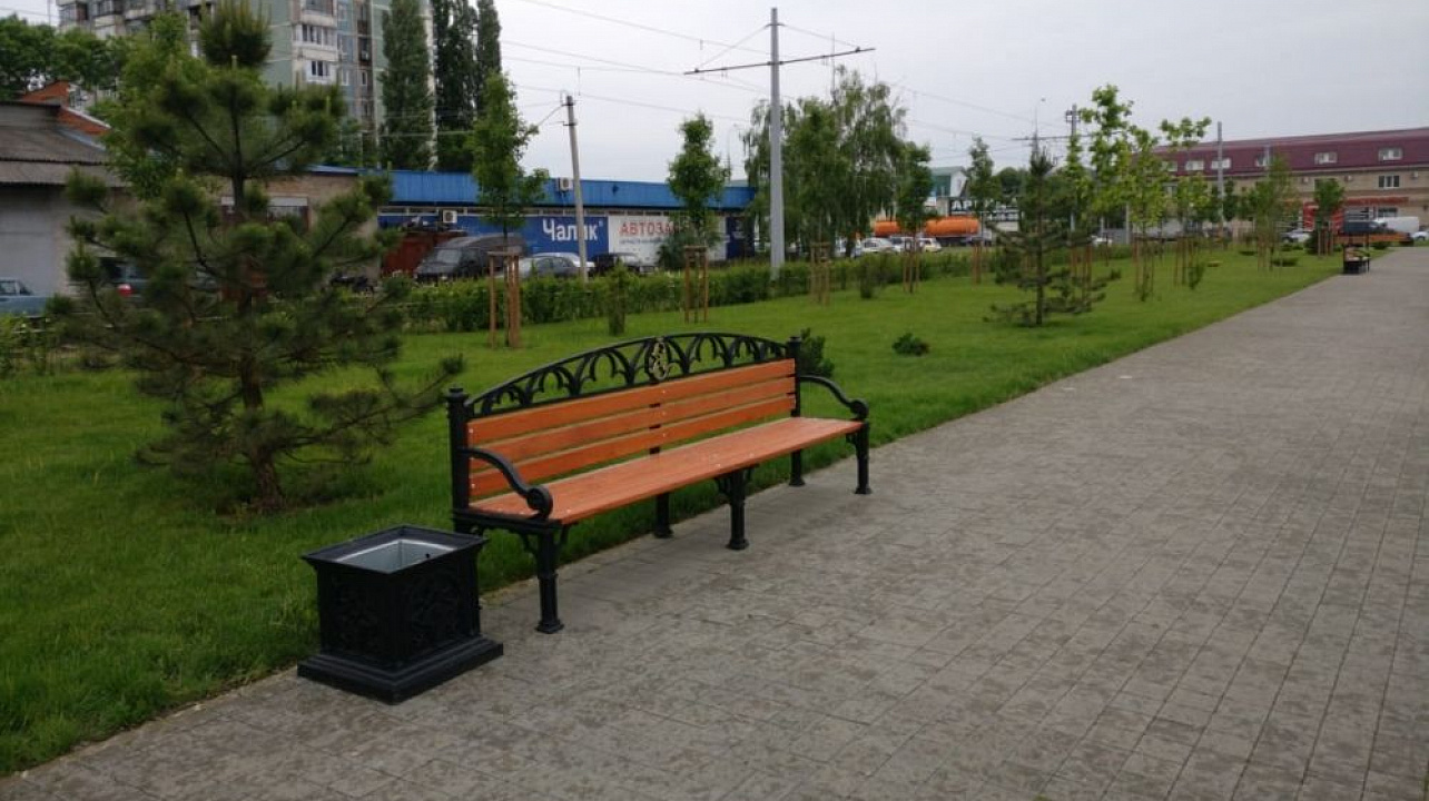 В сквере «Крымском» Краснодара завершили укладку плитки и установили лавочки