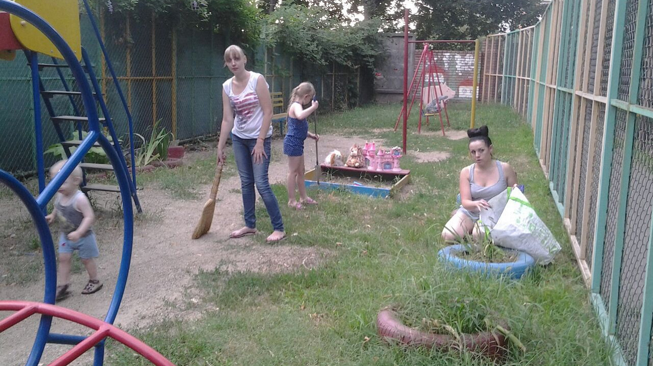 В Центральном округе прошел субботник по месту жительства