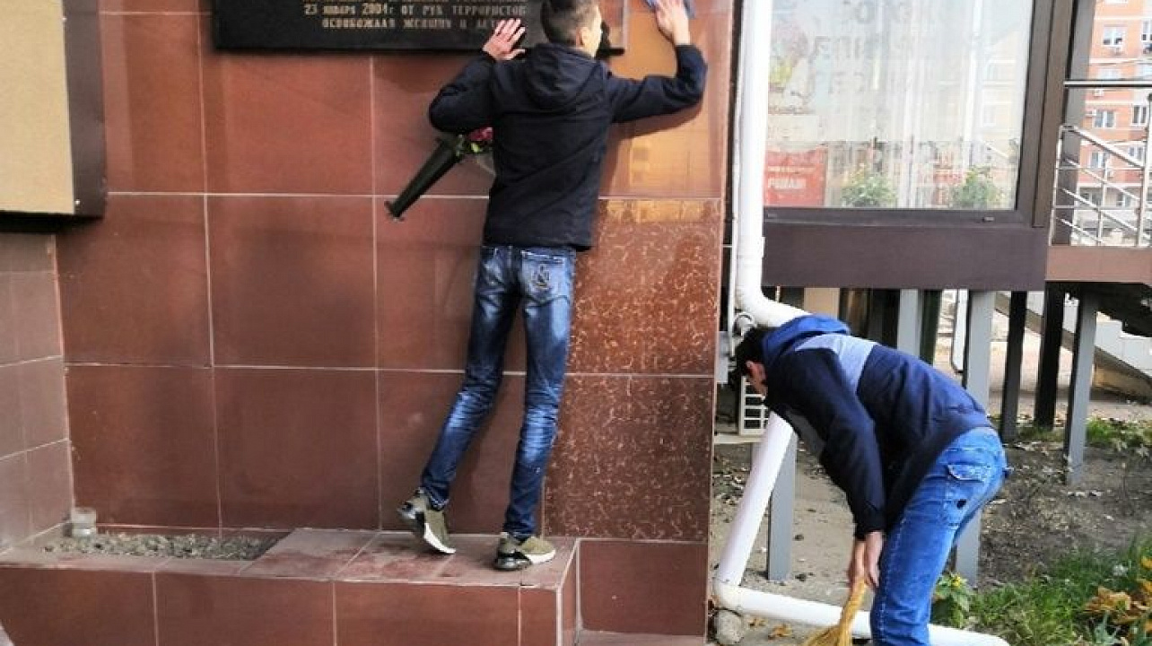 Активисты Молодежного совета Западного округа навели порядок на территории у мемориала