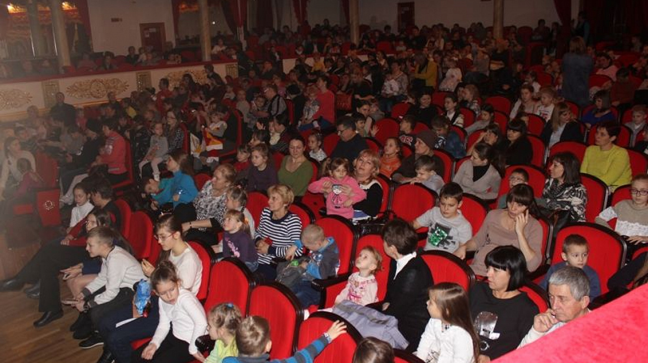 Для детей из социально-незащищенных семей Центрального округа прошел новогодний праздник