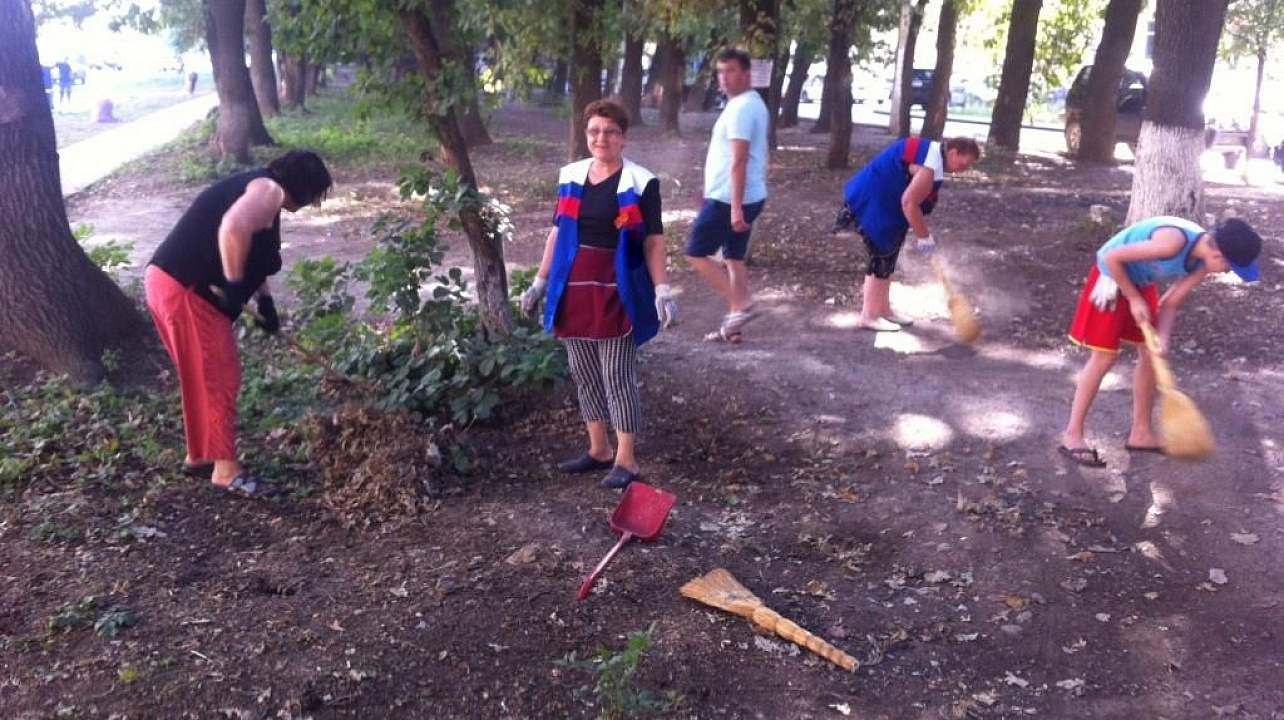 На Дубовой аллее по улице Героя Яцкова жители провели масштабный субботник