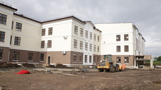 В первой школе для Новознаменского района Краснодара идут отделочные работы