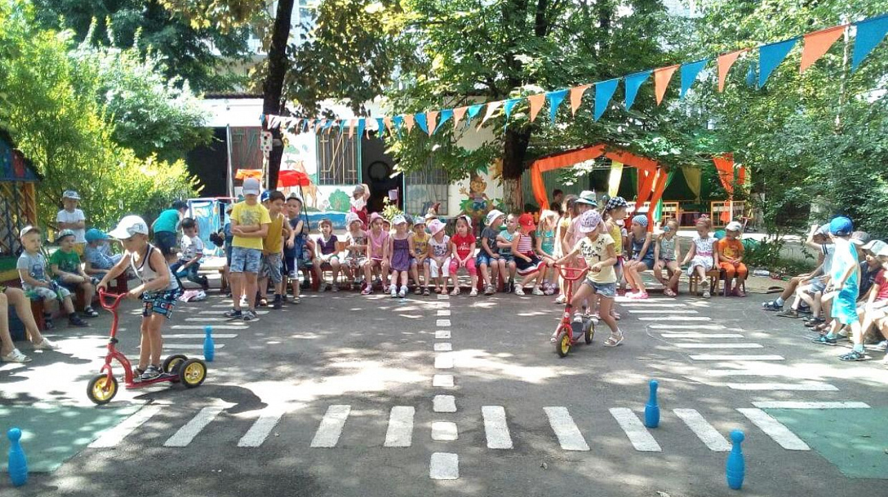 В детском саду Западного округа прошел развлекательно-познавательный праздник «Красный, желтый, зеленый»