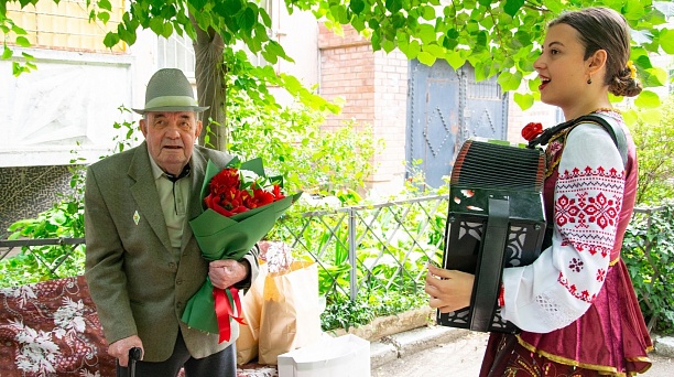 В Краснодаре представители национально-культурных объединений поздравили ветеранов Великой Отечественной войны и тружеников тыла с 9 мая