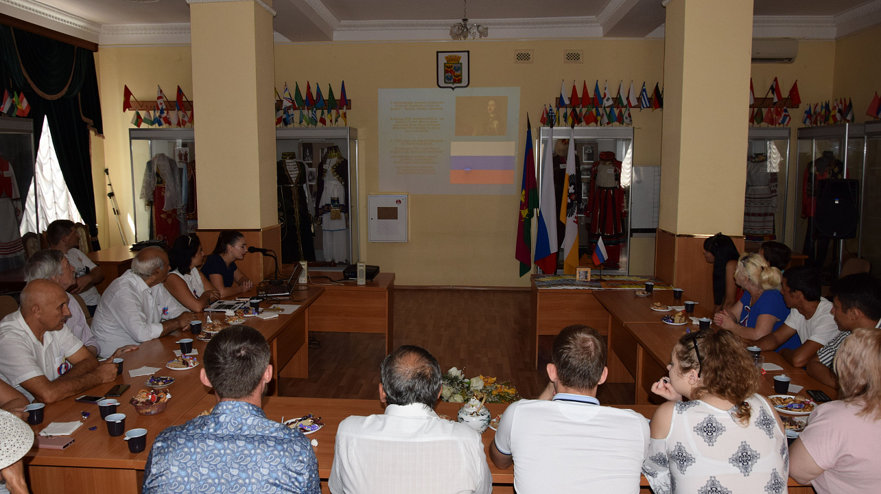 Представители Центра национальных культур приняли участие в мероприятиях, посвященных Дню Государственного (3).JPG