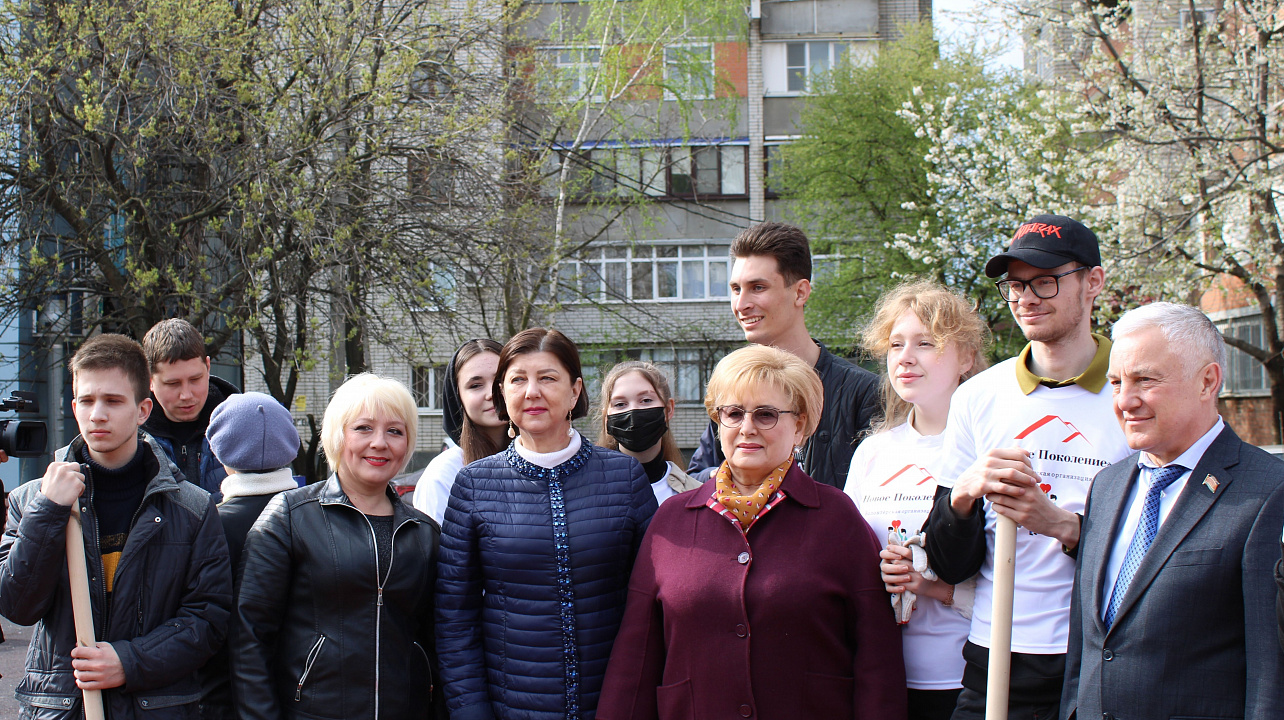 В сквере Комсомольский в честь Дня местного самоуправления высадили яблони, боярышник и кизил