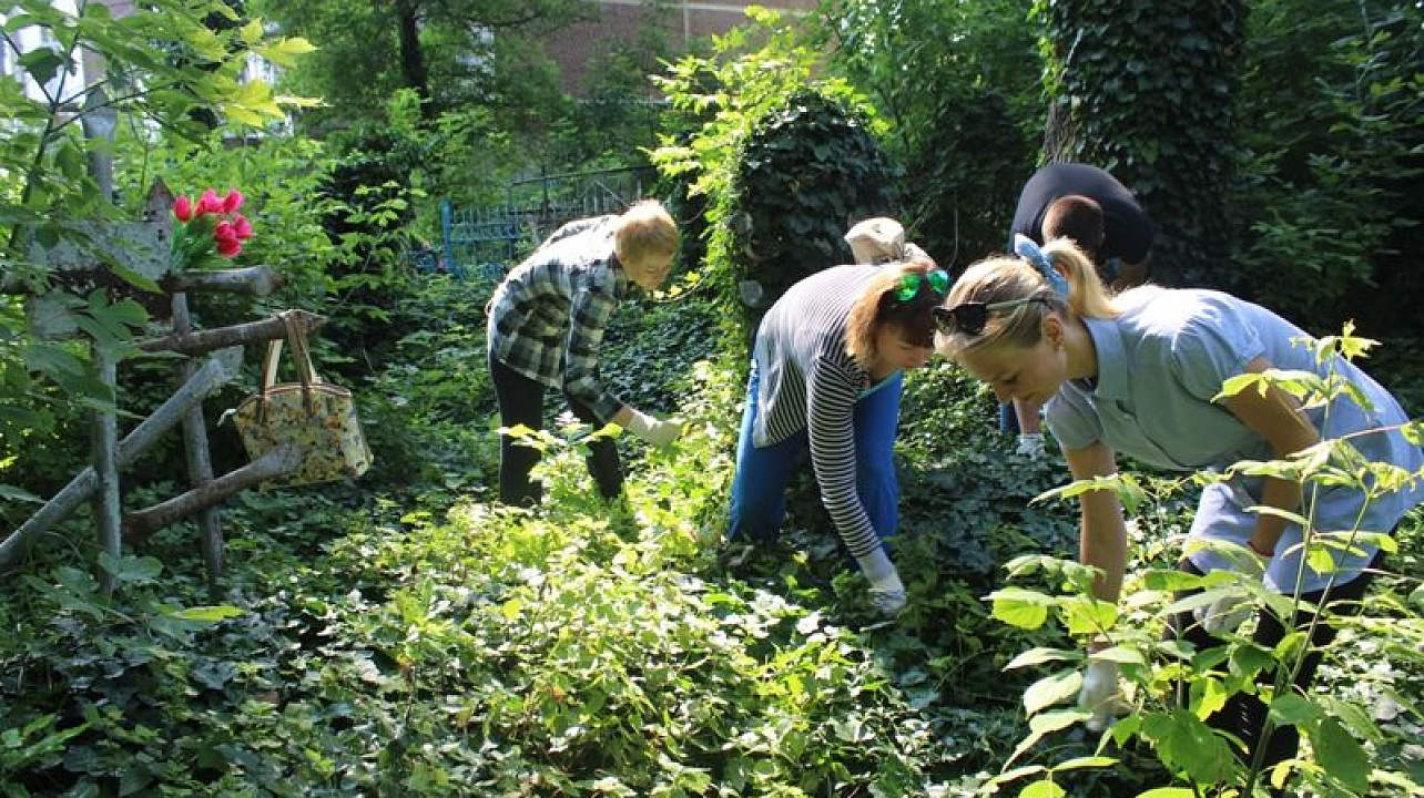 Сотрудники администрации Центрального округа приняли участие в субботнике на Таманском кладбище