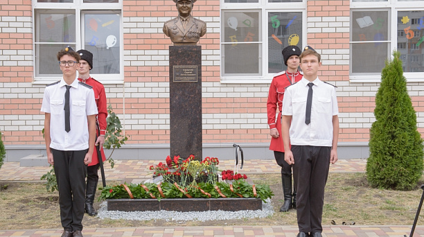 В Краснодаре открыли бюст Героя России Сергея Палагина