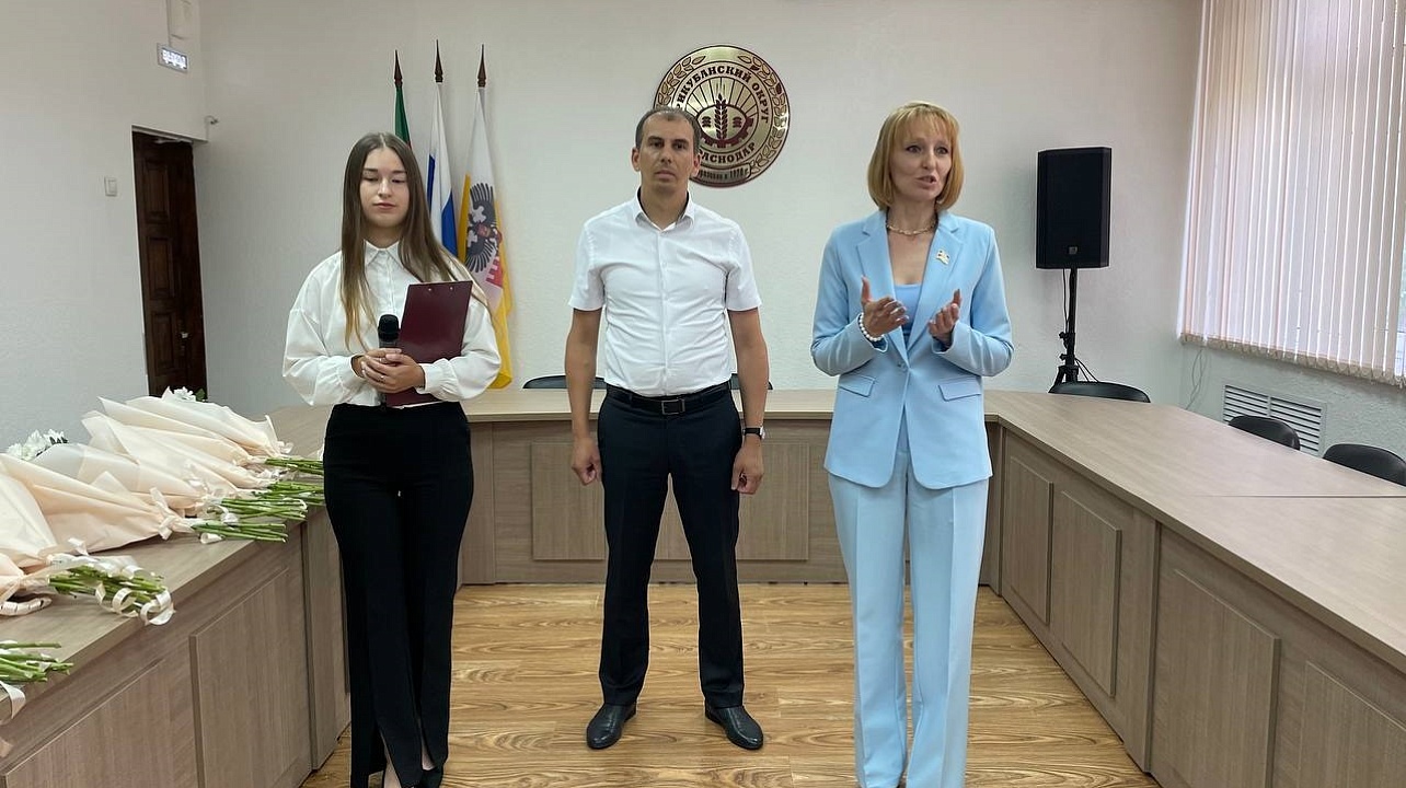 Сегодня в Прикубанском округе памятными знаками Законодательного Собрания Краснодарского края наградили председателей ТОС за активное участие в общественной жизни города