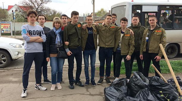 Студенты Краснодарского архитектурно-строительного техникума и жители улицы Российской навели порядок в сквере Памяти