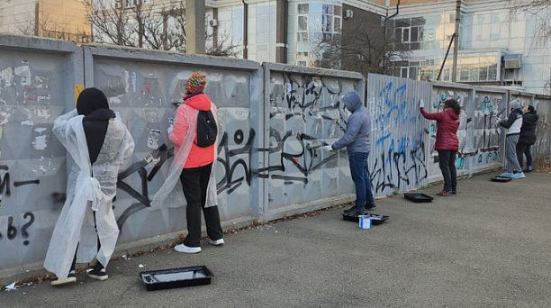 В Центральном округе вторую неделю приводят в порядок улицу Коммунаров