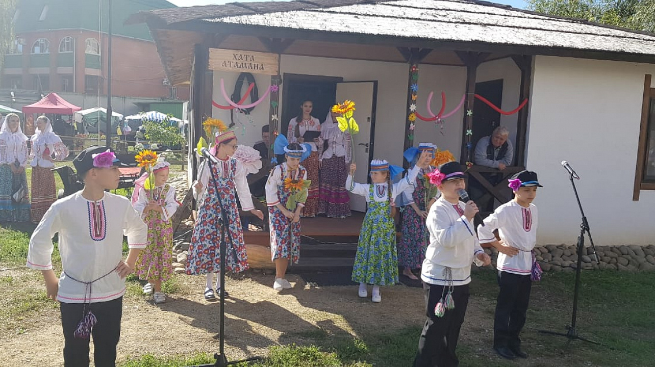 В Храме Рождества Христова прошли народные гуляния