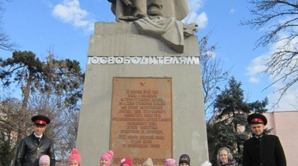 Самые юные жители Западного округа приняли участие в акции "Цветы у обелиска"