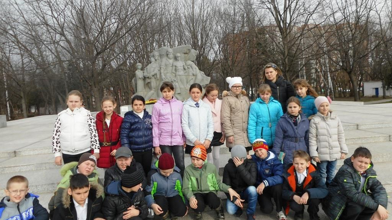 Учащиеся школы №94 поучаствовали в акции «Цветы у обелисков»