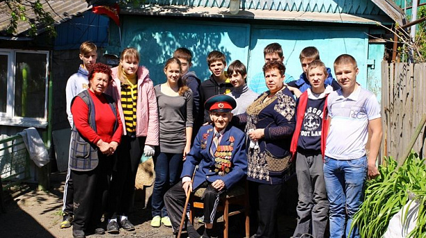 «Трудовой десант» школьников Центрального округа помог ветерану Великой Отечественной войны