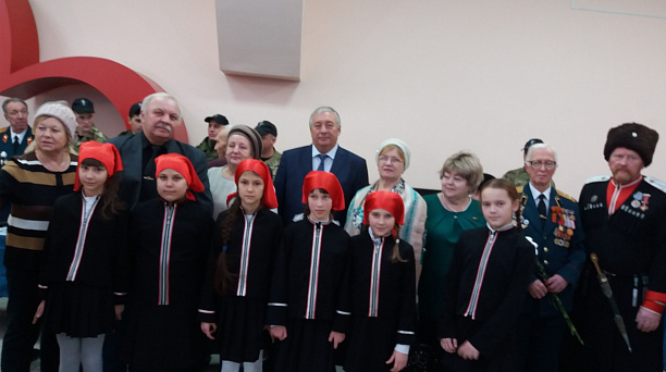 Казачата школы №60 Карасунского округа на линейке открытия месячника оборонно-массовой и военно-патриотической работы в Молодежном центре