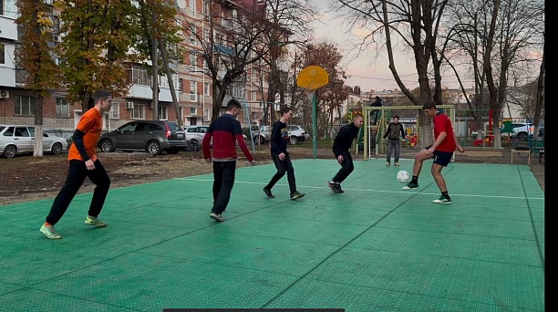 На спортивной площадке по улице Юннатов, 14 постелили современное модульное покрытие