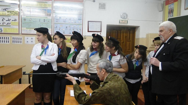 Казачий атаман провел мастер-класс в прикубанской гимназии №18