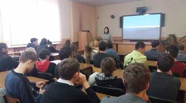 Сотрудники администрации Прикубанского округа продолжают посещать школы с лекциями в преддверии новогодних каникул