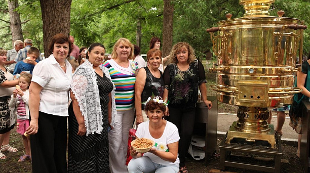 В поселке Колосистом на День семьи угощали чаем из огромного самовара