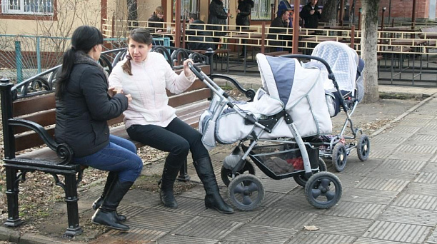 В Прикубанском округе приступили к установке лавочек на придомовых территориях