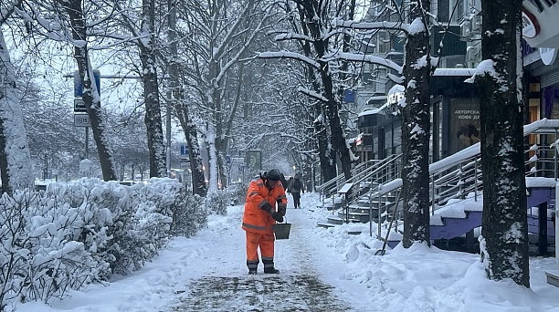 В Краснодаре для обработки пешеходных зон уже использовали порядка 500 тонн песко-соляной смеси