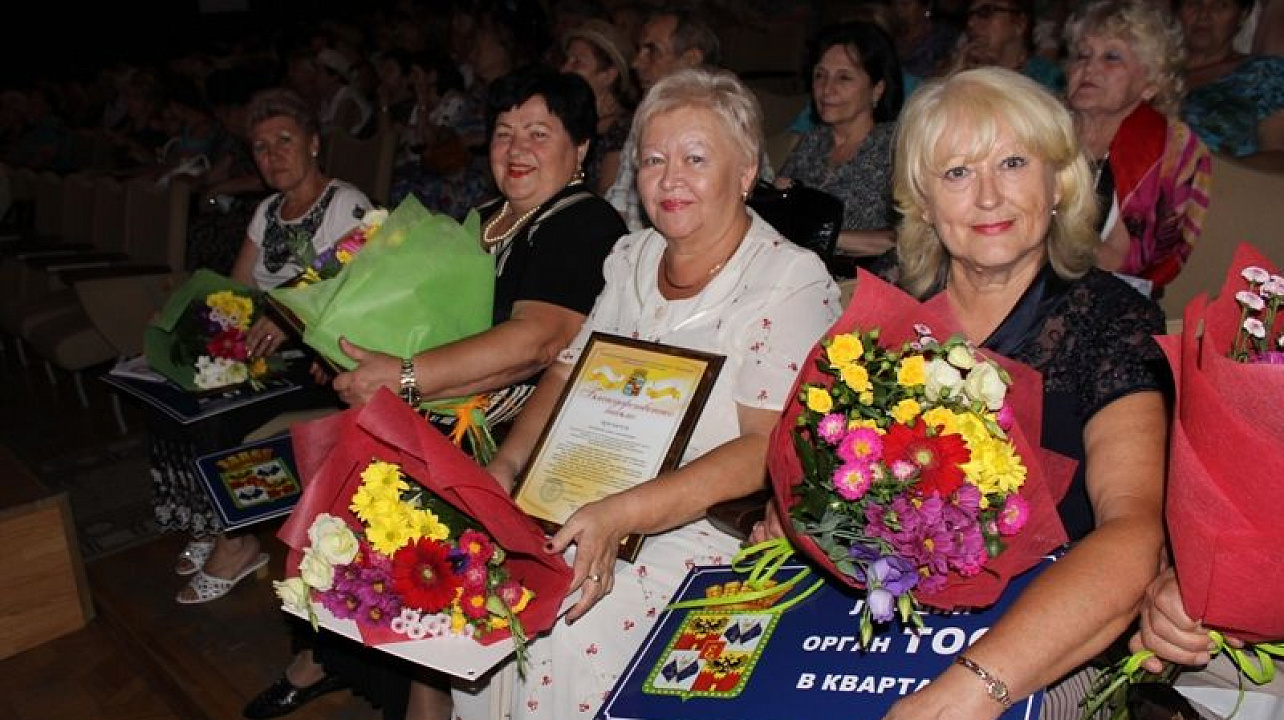 Заместитель главы города Краснодара Татьяна Синюгина наградила руководителей лучших ТОС Центрального округа