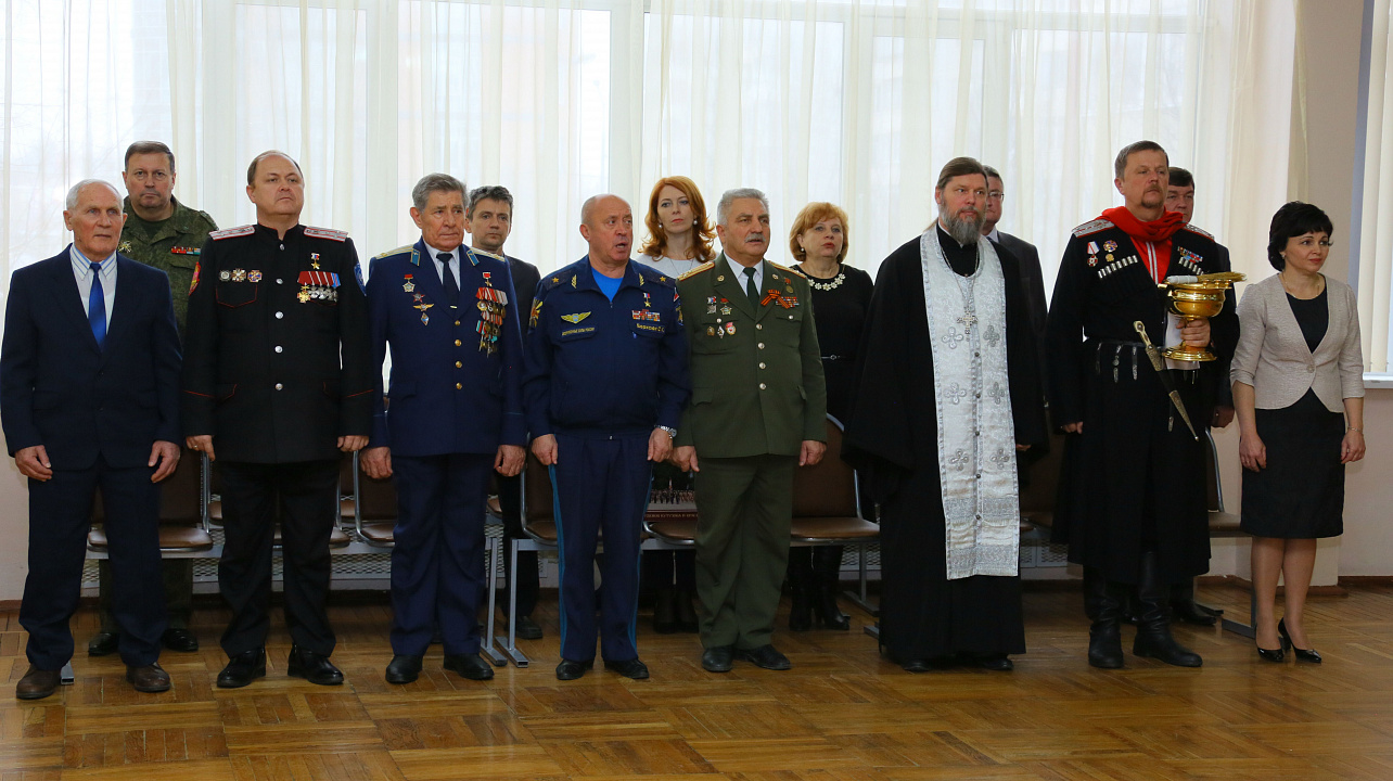 Школе Западного округа торжественно вручили знамя