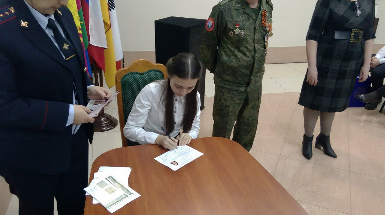 14-летним прикубанцам вручили паспорта граждан России