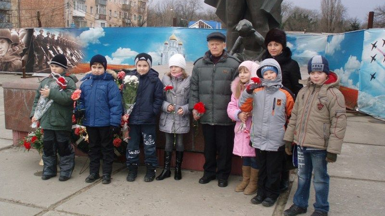 Школьники Западного округа провели акцию «Цветы у обелиска»