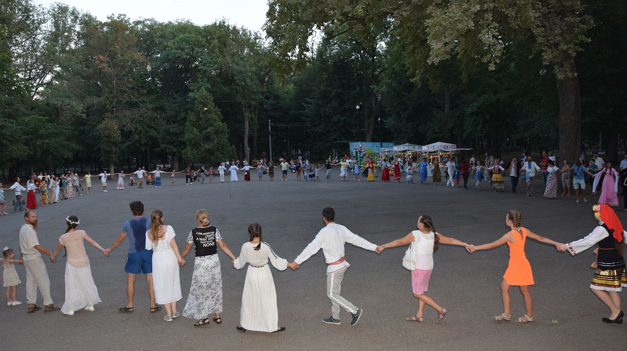 В Краснодаре представители различных национальностей взялись за руки в едином хороводе (3).JPG