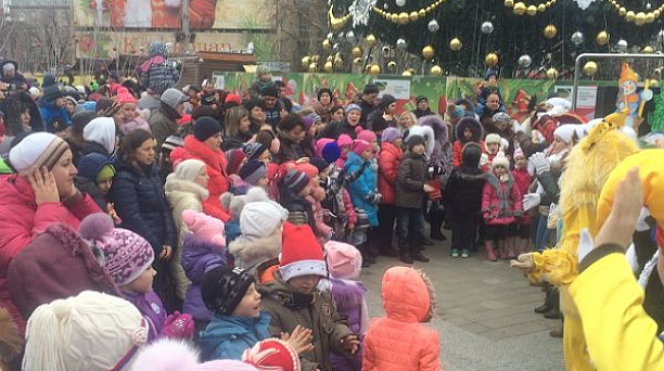 На Театральной площади Краснодара идут народные гулянья