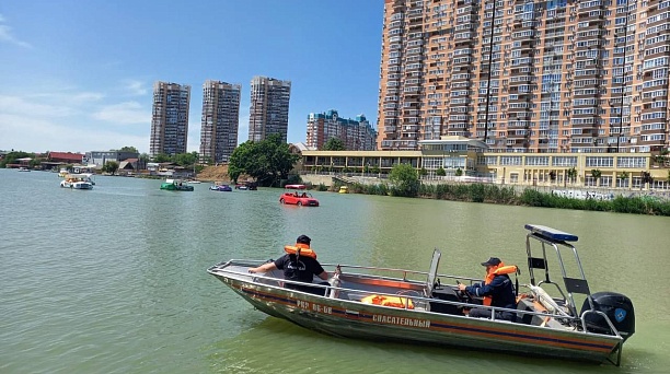 Откачивали воду, убирали аварийные деревья, патрулировали реку Кубань: в Краснодаре подвели недельные итоги работы спасателей