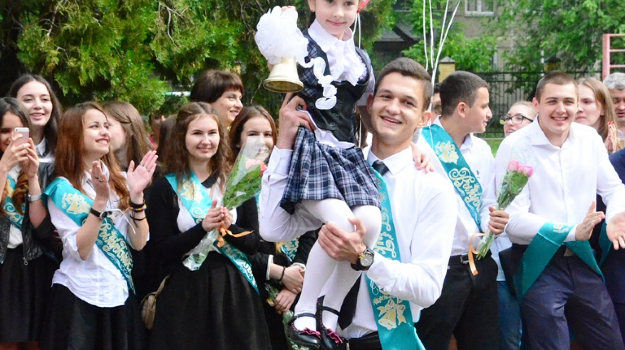 Последний звонок прозвенел сегодня в шестнадцати школах Западного округа