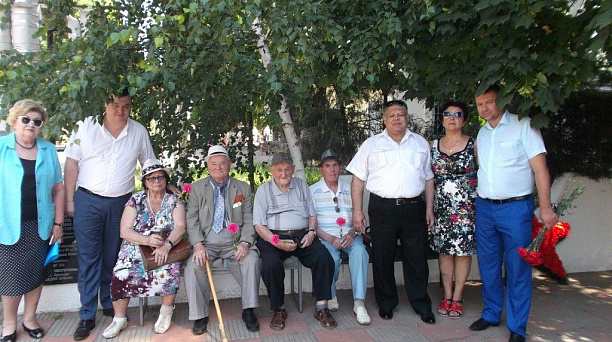 Жители Прикубанского округа собрались у могилы неизвестного летчика, чтобы почтить память героев-защитников