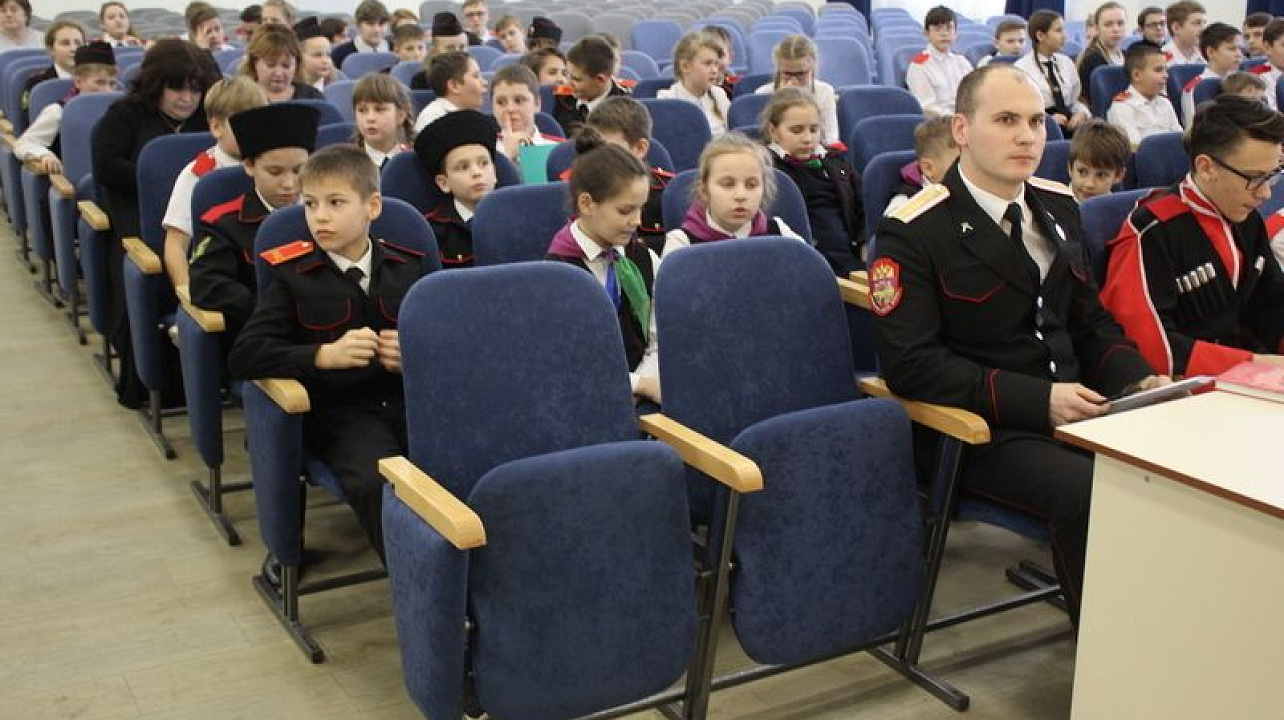 Школьники казачьей школы Карасунского округа провели совет атаманов