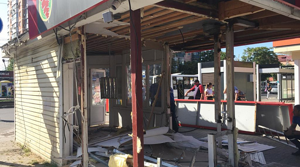 На оживленных перекрестках Краснодара сносят сразу два незаконных ларька