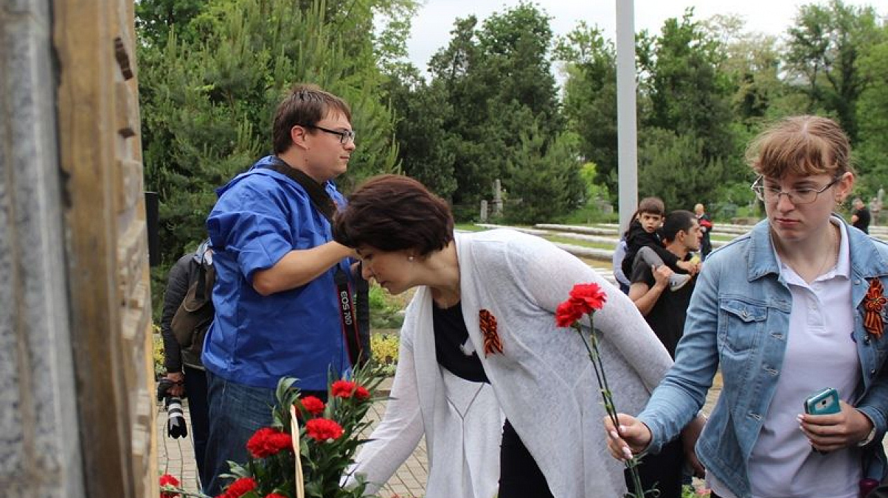 Жители Центрального округа приняли участие в церемонии возложения венков и цветов к Вечному огню